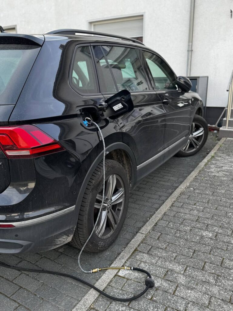 Spezialausrüstung zum Abpumpen von falschem Kraftstoff aus dem Fahrzeugtank